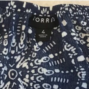 Torrid Sz 4 Navy Blue Medallion Mandala Print Blouse Plus Short Sleeve